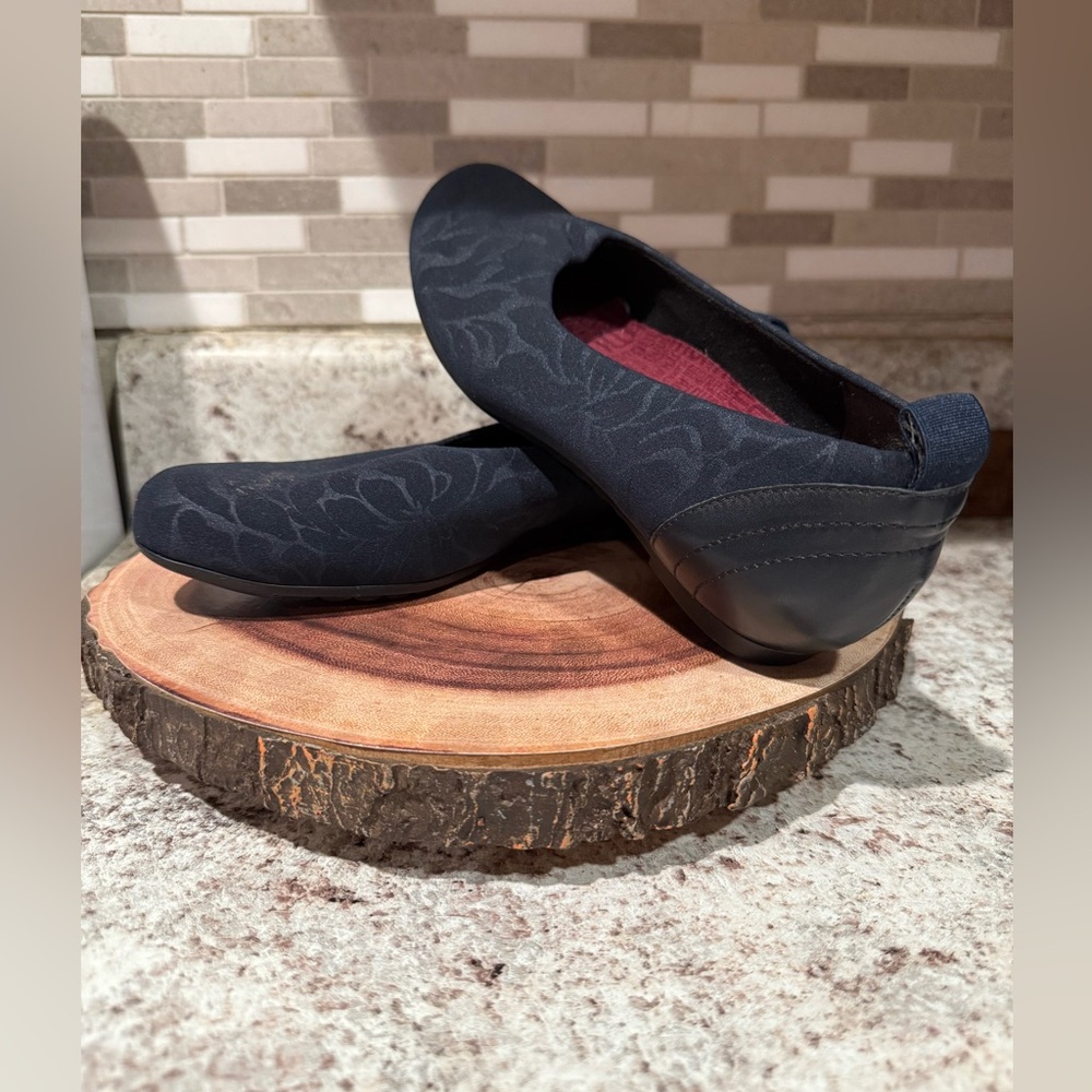 Munro Dark Blue Velvet Leaf Slip On Loafers/Dress Shoes Women’s 7M